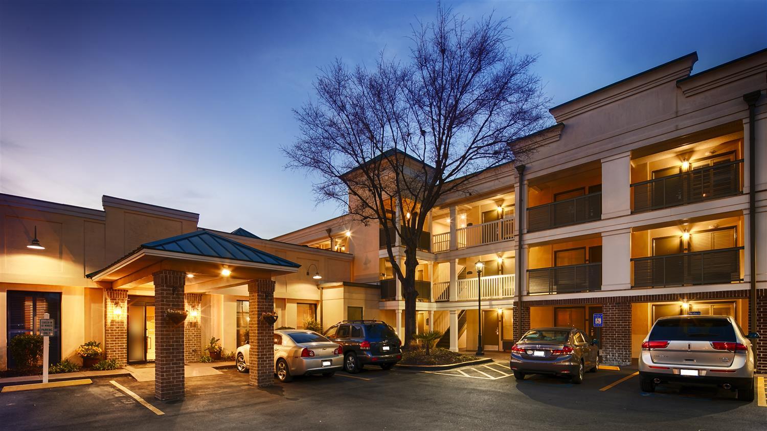 Best Western Savannah Historic District Exterior photo