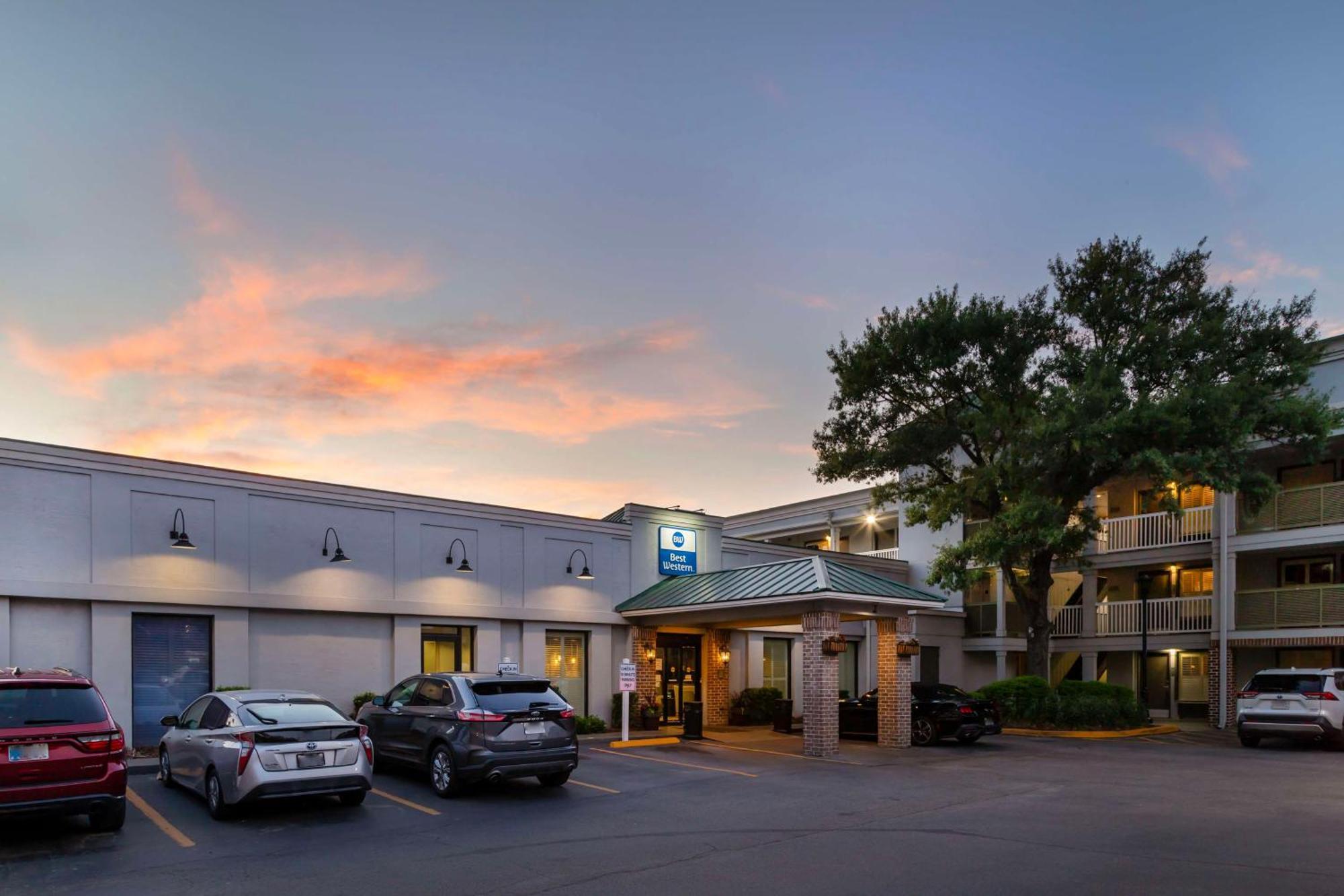Best Western Savannah Historic District Exterior photo